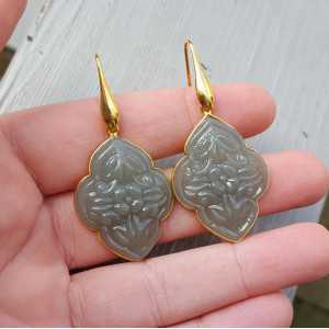 Vergoldete Ohrringe mit geschnitzten grauen Chalcedon 