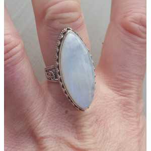 Zilveren ring met marquise Maansteen in bewerkte setting 18 mm