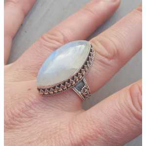 Zilveren ring met marquise Maansteen in bewerkte setting 19 mm