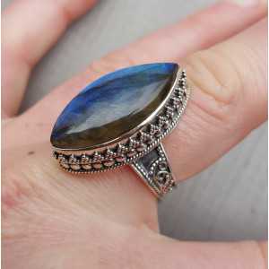Zilveren ring met marquise Labradoriet in bewerkte setting 19 mm