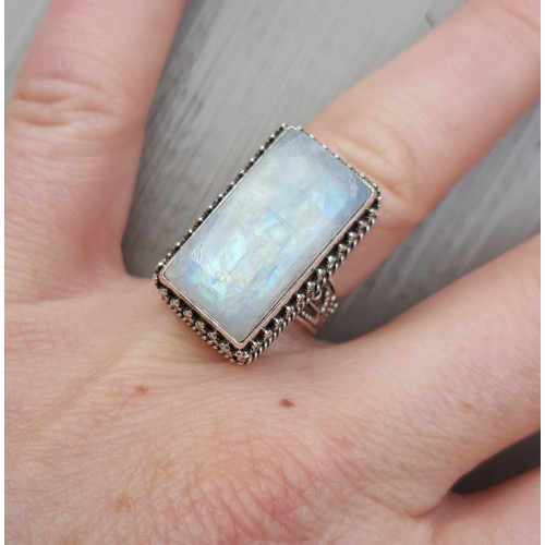 Zilveren ring met rechthoekige Maansteen in bewerkte setting 16.5