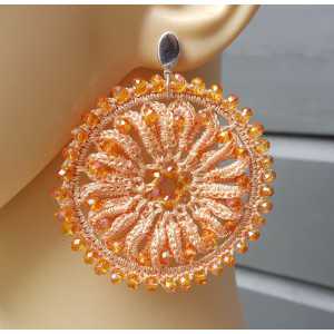 Zilveren oorbellen oranje ronde hanger van zijdedraad en kristallen