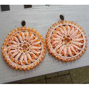 Zilveren oorbellen oranje ronde hanger van zijdedraad en kristallen
