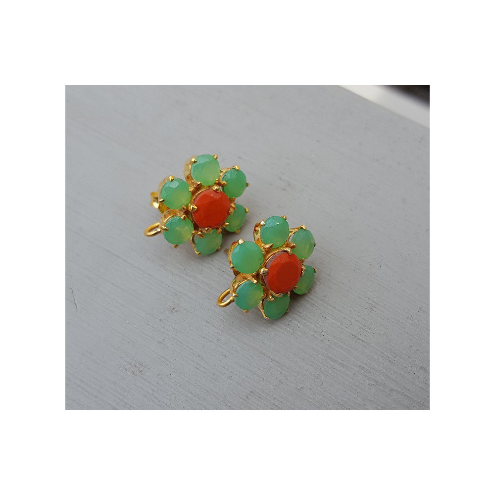 Goud vergulde oorknoppen met groene en oranje Chalcedoon