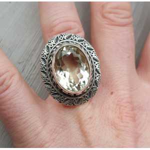 Zilveren ring met groene Amethist en bewerkte kop 17.5 mm