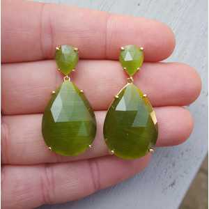 Gold plated earrings with two teardrop green Kattenogen