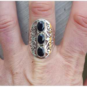 Zilveren ring gezet met drie Saffieren 18.5 mm