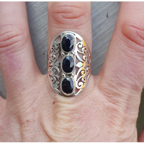 Zilveren ring gezet met drie Saffieren 18.5 mm