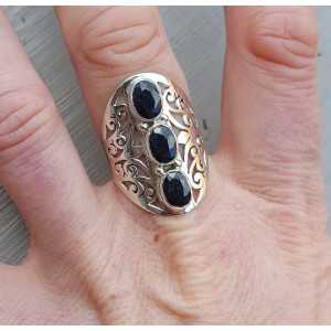 Zilveren ring gezet met drie Saffieren 18.5 mm