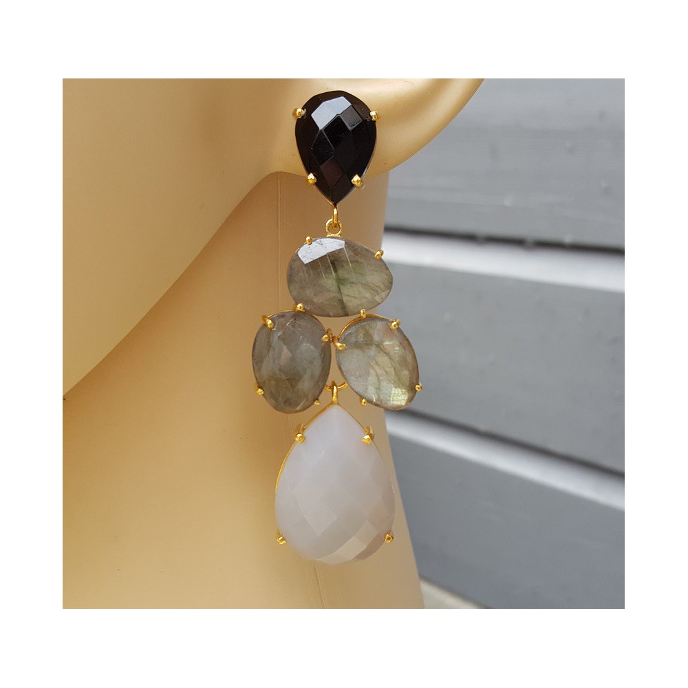 Vergoldete Ohrringe mit Onyx, Labradorit und grauem Chalcedon