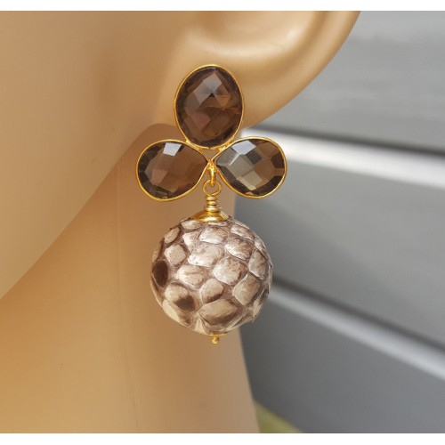 Vergulde oorbellen met Smokey Topaas en bol van Slangenleer