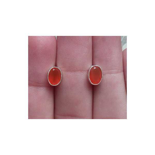 Silver oorknoppen set with faceted Carnelian 