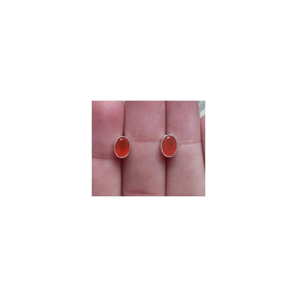 Silver oorknoppen set with faceted Carnelian 