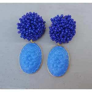 Gold plated earrings oorknoppen of beads and carved Chalcedony