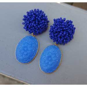 Gold plated earrings oorknoppen of beads and carved Chalcedony