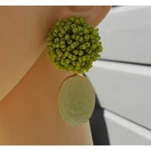 Vergoldete Ohrringe oorknoppen von Perlen und geschnitzten grünen Chalcedon