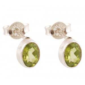 Silver oorknoppen set with oval faceted Peridot