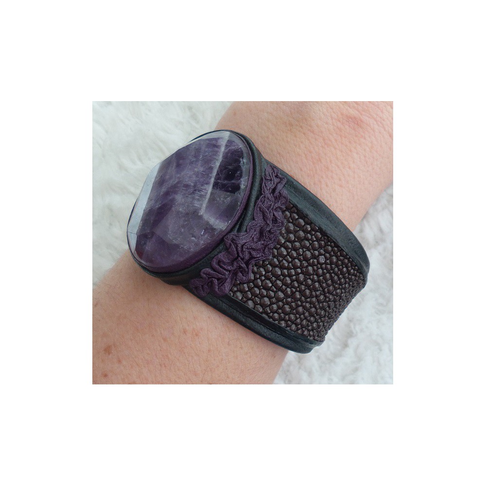 Armband van bruin Roggenleer en gezet met grote Amethist