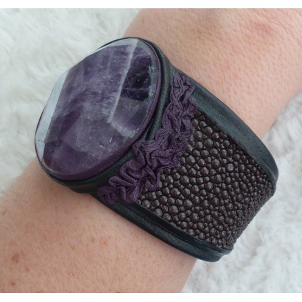 Armband van bruin Roggenleer en gezet met grote Amethist