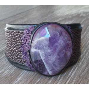 Bracelet of brown Roggenleer and set with large Amethyst