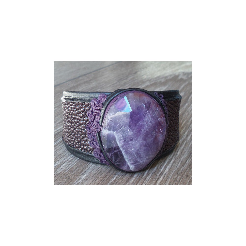 Armband van bruin Roggenleer en gezet met grote Amethist