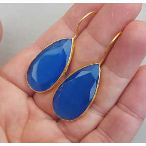Vergulde oorbellen gezet met smalle druppelvormige blauwe Kattenoog