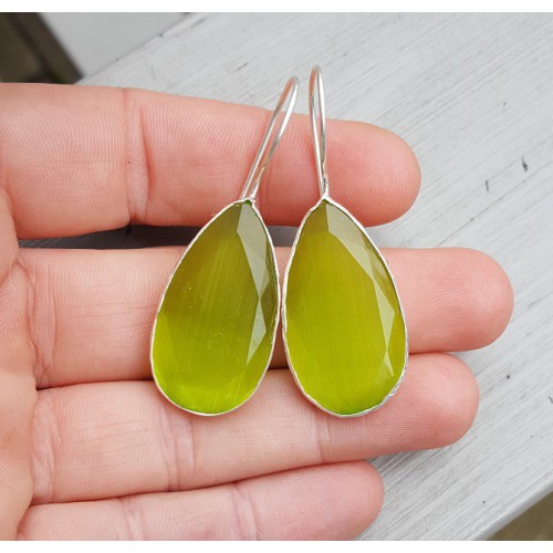 Zilveren oorbellen gezet met smalle druppelvormige groene Kattenoog