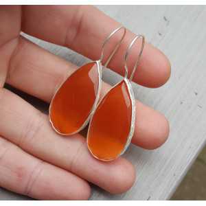 Zilveren oorbellen gezet met smalle druppelvormige oranje Kattenoog