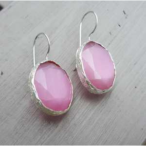 Zilveren oorbellen gezet met roze Kattenoog