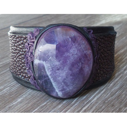 Armband van bruin Roggenleer en gezet met grote Amethist