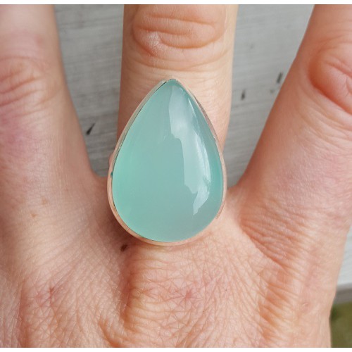 Zilveren ring gezet met druppelvormige aqua Chalcedoon 17.7