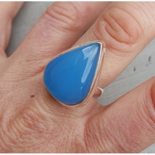 Zilveren ring met druppelvormige blauw Chalcedoon 18.5