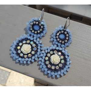 Oorbellen met hanger van licht blauwe kristallen en bloem