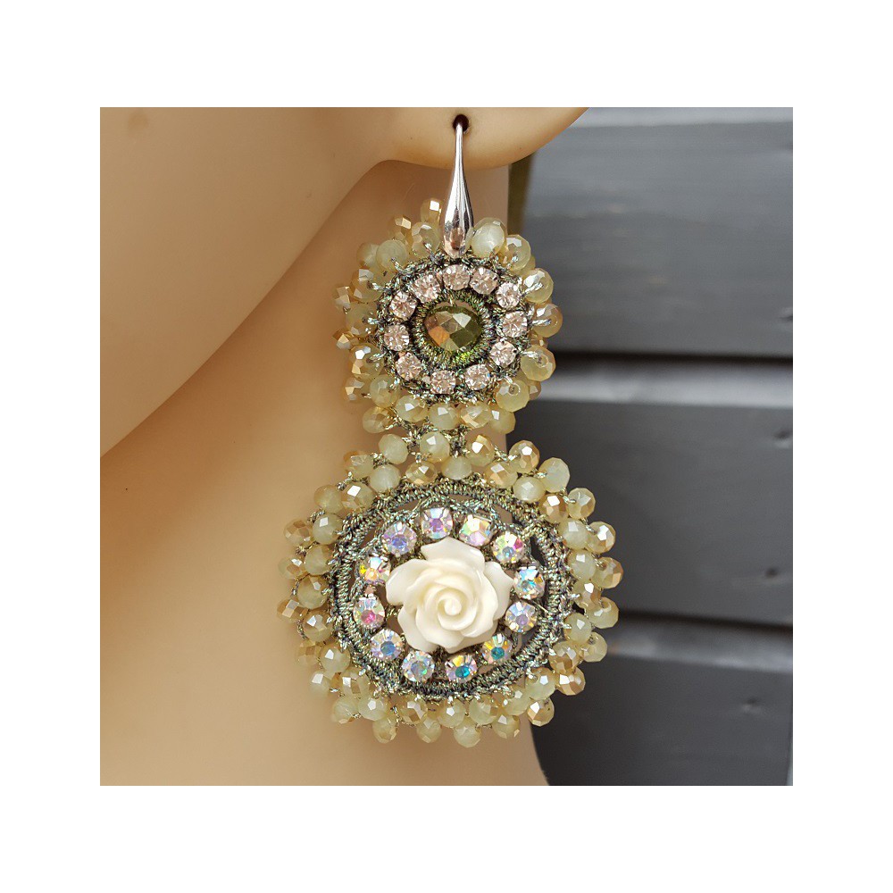 Earrings with pendant of green crystal and flower 