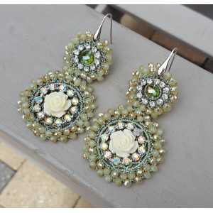Earrings with pendant of green crystal and flower 