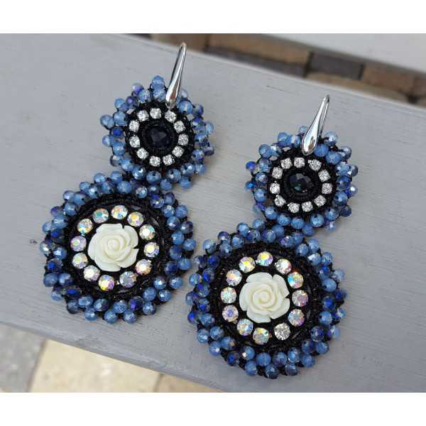 Earrings with pendant with dark blue crystals and flower 