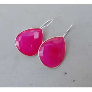 Zilveren oorbellen gezet met druppelvormige fuchsia roze Chalcedoon