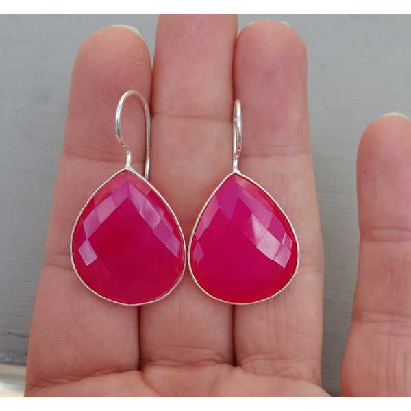 Zilveren oorbellen gezet met druppelvormige fuchsia roze Chalcedoon