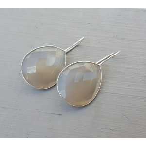 Zilveren oorbellen gezet met druppelvormige grijze Chalcedoon