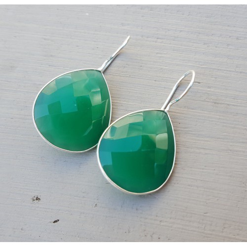 Zilveren oorbellen gezet met druppelvormige groene Onyx