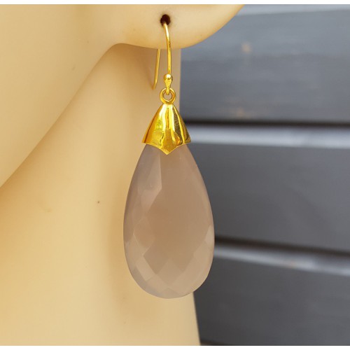 Goud vergulde oorbellen met grote grijze Chalcedoon briolet
