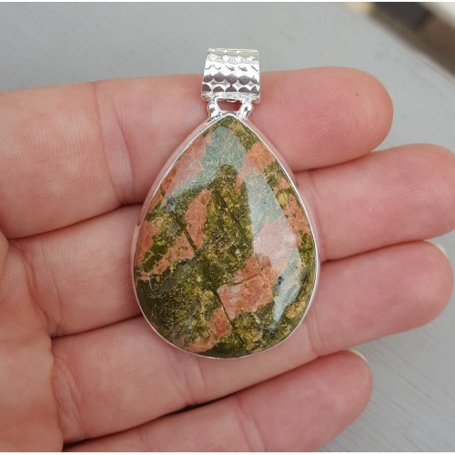 Zilveren edelsteenhanger gezet met druppelvormige Unakiet