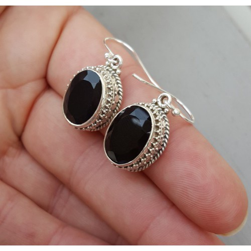 Zilveren oorbellen met ovale facet zwarte Onyx in bewerkte setting