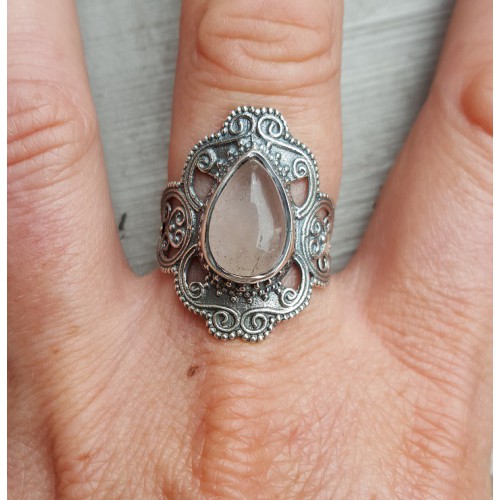 Zilveren ring gezet met Rozenkwarts en bewerkte kop