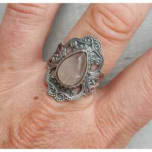 Zilveren ring gezet met Rozenkwarts en bewerkte kop