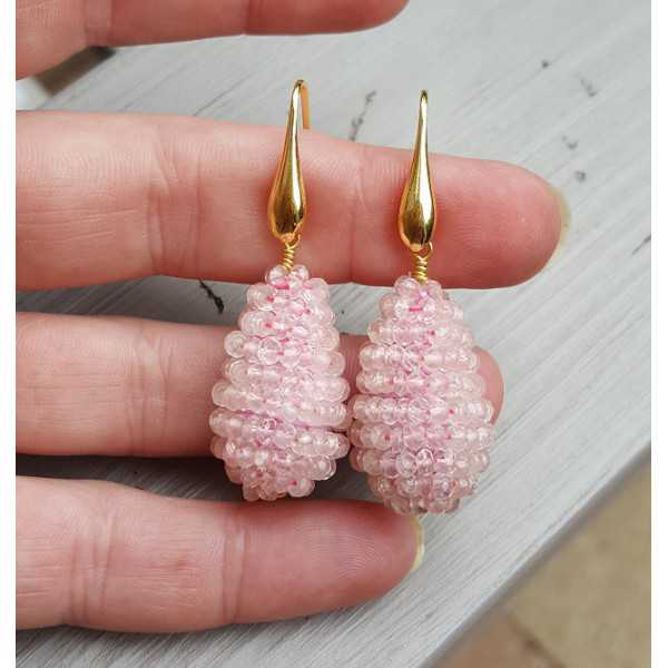 Vergoldete Ohrringe mit einem Tropfen aus Rosenquarz-Steinen