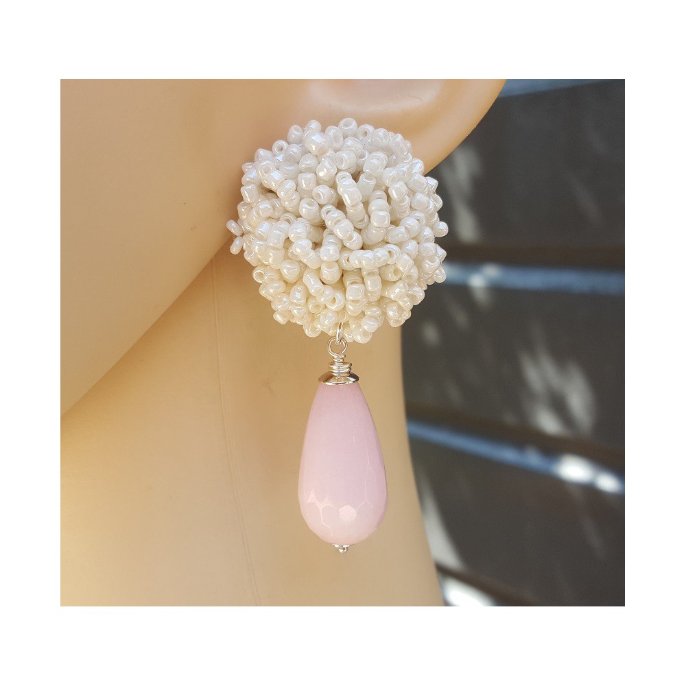 Earrings oorknoppen of white beads and pink Jade briolet 