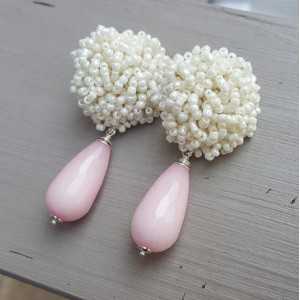Ohrringe oorknoppen weißen Perlen und rosa Jade briolet 