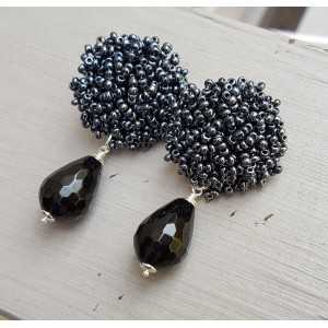 Earrings with oorknoppen of black beads and black Onyx