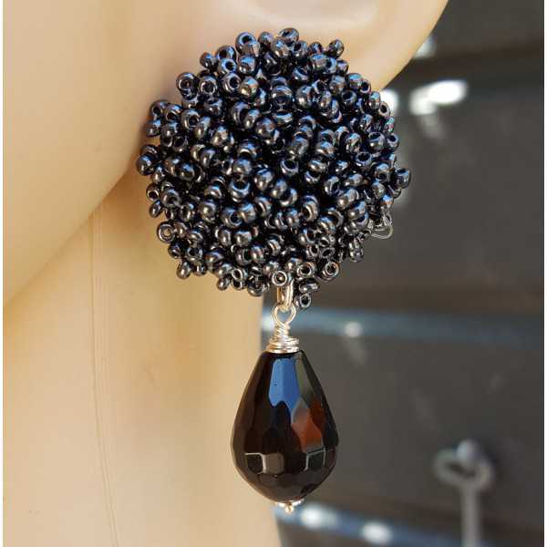 Earrings with oorknoppen of black beads and black Onyx